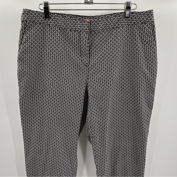 Ellen Tracy Geometric Black White Print Pockets Cropped Ankle Zip Button Pants - Picture 2 of 12